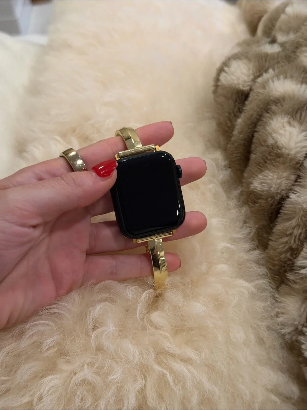Apple Watch SE with adjustable gold band